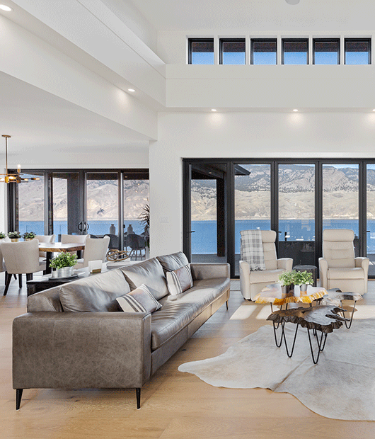 Living room with view of the lake in Tobiano
